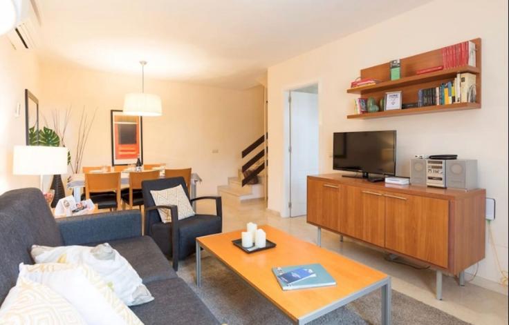 Elegante sala de estar con mobiliario moderno en un apartamento en Building Avenida Sunset - alfrescostays - 1468377 en Las Lagunas de Mijas, Las Lagunas de Mijas