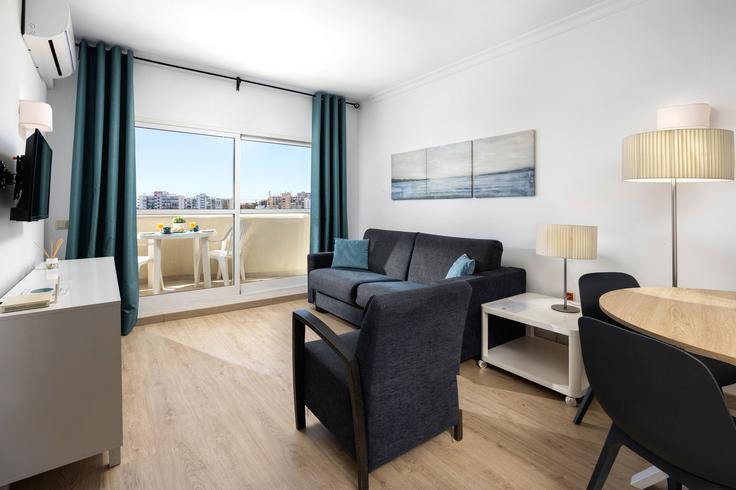 Elegant gestaltetes Wohnzimmer mit moderner Einrichtung in einer Wohnung im Building Avenida del Parque - alfrescostays - 1329375 in Benalmádena, Benalmádena Elegant gestaltetes Wohnzimmer mit moderner Einrichtung in einer Wohnung im Building Avenida del Parque - alfrescostays - 1329375 in Benalmádena, Benalmádena