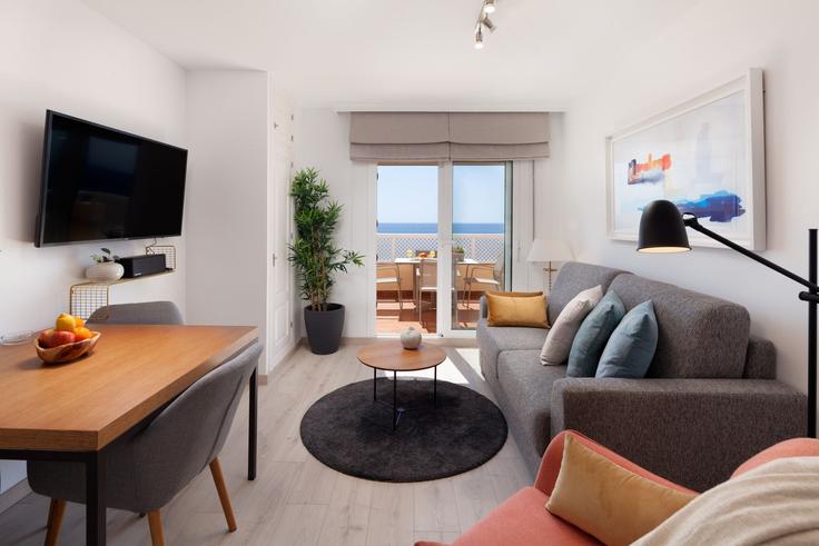 Elegante sala de estar con mobiliario moderno en un apartamento en Building Urbanización Marina del Sol - alfrescostays - 1329382 en Chaparral, Chaparral