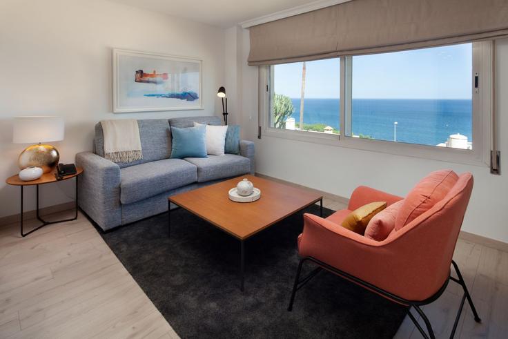 Elegante sala de estar con mobiliario moderno en un apartamento en Building Urbanización Marina del Sol - alfrescostays - 1329353 en Chaparral, Chaparral