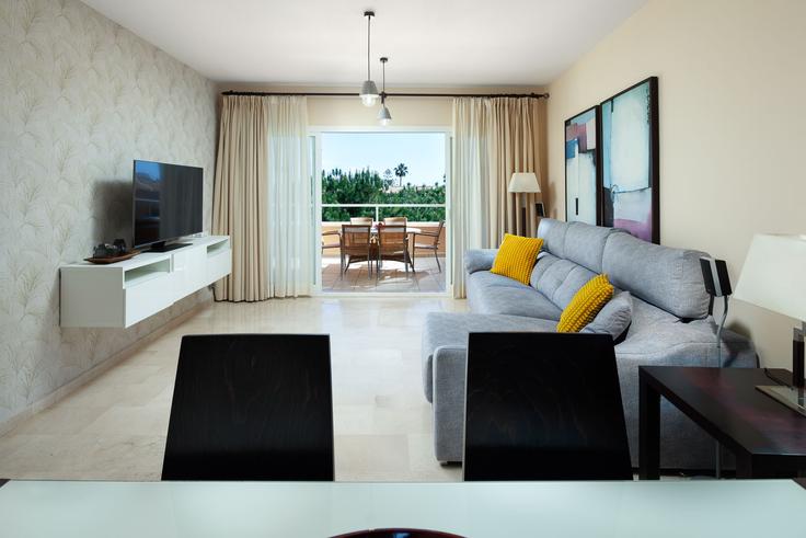 Elegant gestaltetes Wohnzimmer mit moderner Einrichtung in einer Wohnung im Building Avenida Sunset - alfrescostays - 1329340 in Las Lagunas de Mijas, Las Lagunas de Mijas Elegant gestaltetes Wohnzimmer mit moderner Einrichtung in einer Wohnung im Building Avenida Sunset - alfrescostays - 1329340 in Las Lagunas de Mijas, Las Lagunas de Mijas