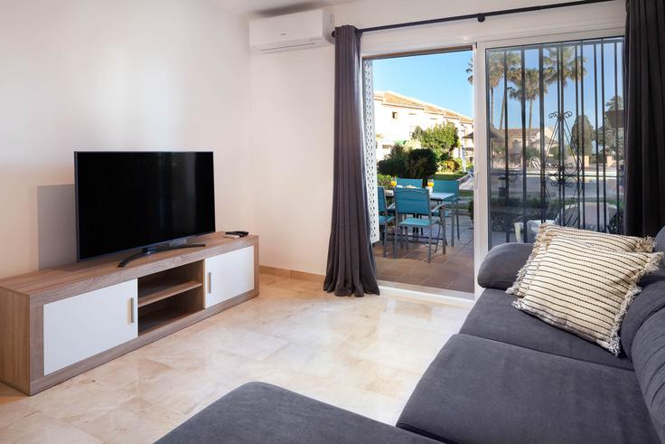 Sala de estar elegantemente projetada com móveis modernos em um apartamento no Building Urbanización Marina del Sol - alfrescostays - 1329319 em Las Lagunas de Mijas, Las Lagunas de Mijas Sala de estar elegantemente projetada com móveis modernos em um apartamento no Building Urbanización Marina del Sol - alfrescostays - 1329319 em Las Lagunas de Mijas, Las Lagunas de Mijas