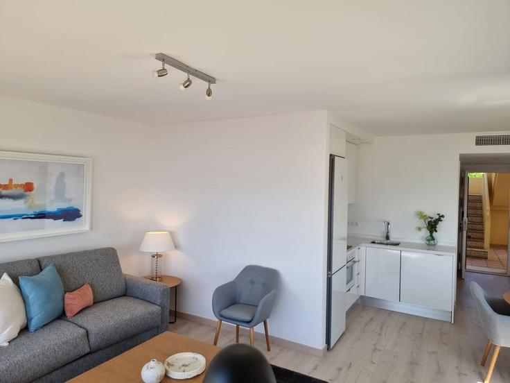 Elegante sala de estar con mobiliario moderno en un apartamento en Building Urbanización Marina del Sol - alfrescostays - 1329308 en Chaparral, Chaparral