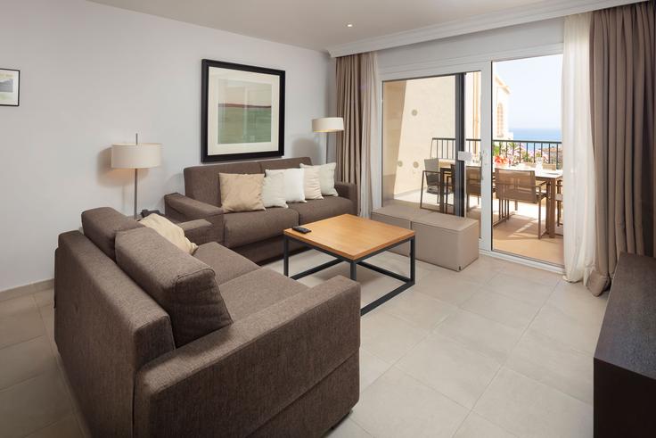 Building Calle Fontana - alfrescostays - 1329454 adresindeki bir dairede modern mobilyalarla zarif bir şekilde tasarlanmış oturma odası Las Lagunas de Mijas, Las Lagunas de Mijas