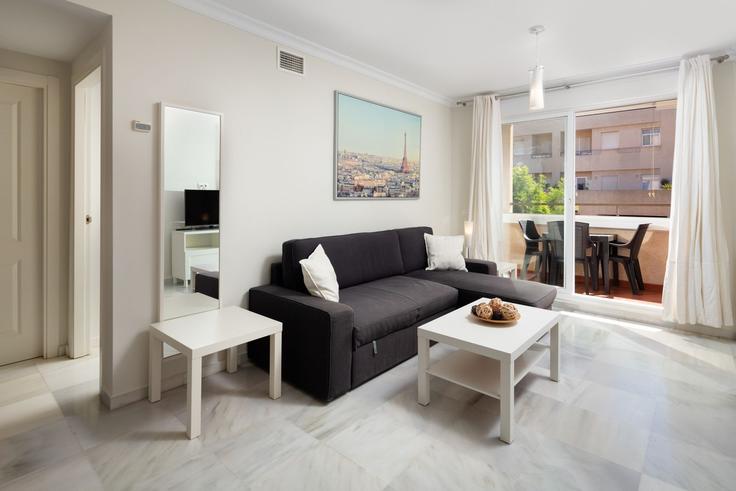 Benalmádena Rancho DomingoのBuilding Calle El Coloso - alfrescostays - 1329412のアパートメントにある、モダンな家具を備えたエレガントなデザインのリビングルーム