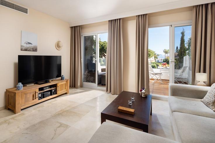 Las Lagunas de Mijas Las Lagunas de MijasのBuilding Avenida Sunset - alfrescostays - 1329387のアパートメントにある、モダンな家具を備えたエレガントなデザインのリビングルーム Las Lagunas de Mijas Las Lagunas de MijasのBuilding Avenida Sunset - alfrescostays - 1329387のアパートメントにある、モダンな家具を備えたエレガントなデザインのリビングルーム