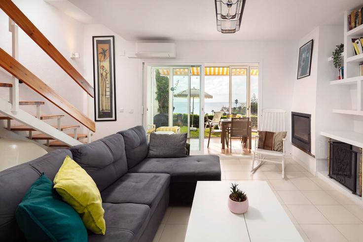 Elegante sala de estar con mobiliario moderno en un apartamento en Building Avenida Sunset - alfrescostays - 1329464 en Las Lagunas de Mijas, Las Lagunas de Mijas Elegante sala de estar con mobiliario moderno en un apartamento en Building Avenida Sunset - alfrescostays - 1329464 en Las Lagunas de Mijas, Las Lagunas de Mijas