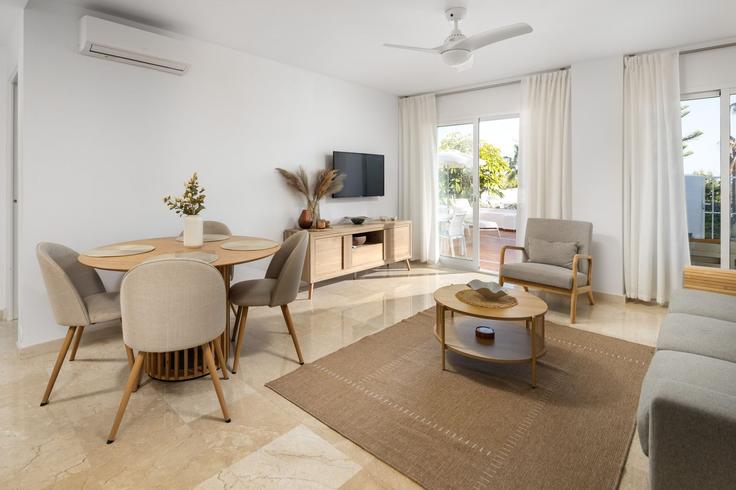 Elegant gestaltetes Wohnzimmer mit moderner Einrichtung in einer Wohnung im Building Avenida Sunset - alfrescostays - 1329389 in Las Lagunas de Mijas, Las Lagunas de Mijas Elegant gestaltetes Wohnzimmer mit moderner Einrichtung in einer Wohnung im Building Avenida Sunset - alfrescostays - 1329389 in Las Lagunas de Mijas, Las Lagunas de Mijas