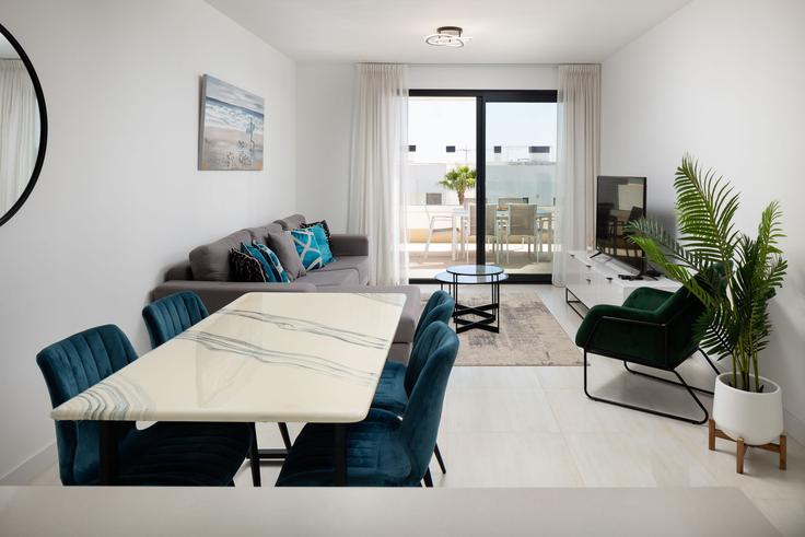 Sala de estar elegantemente projetada com móveis modernos em um apartamento no Building Urbanizacion Sup - alfrescostays - 1329404 em Estepona, Estepona