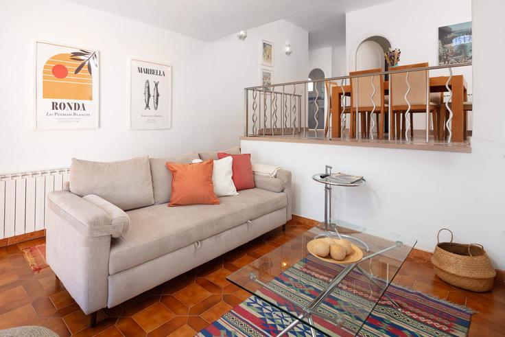 Elegante sala de estar con mobiliario moderno en un apartamento en Building Avenida de los Acebos - alfrescostays - 1329460 en Marbella, Marbella Elegante sala de estar con mobiliario moderno en un apartamento en Building Avenida de los Acebos - alfrescostays - 1329460 en Marbella, Marbella