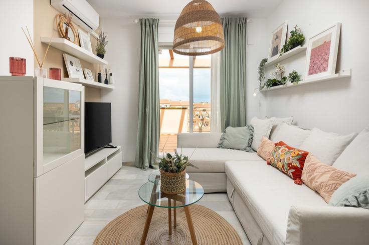 Elegante sala de estar con mobiliario moderno en un apartamento en Building Avenida Sunset - alfrescostays - 1329430 en Las Lagunas de Mijas, Las Lagunas de Mijas Elegante sala de estar con mobiliario moderno en un apartamento en Building Avenida Sunset - alfrescostays - 1329430 en Las Lagunas de Mijas, Las Lagunas de Mijas