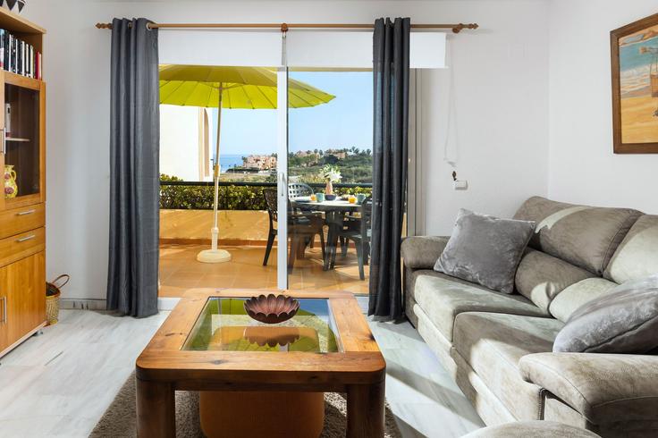 Elegante sala de estar con mobiliario moderno en un apartamento en Building Urbanización Marina del Sol - alfrescostays - 1329492 en Las Lagunas de Mijas, Las Lagunas de Mijas Elegante sala de estar con mobiliario moderno en un apartamento en Building Urbanización Marina del Sol - alfrescostays - 1329492 en Las Lagunas de Mijas, Las Lagunas de Mijas