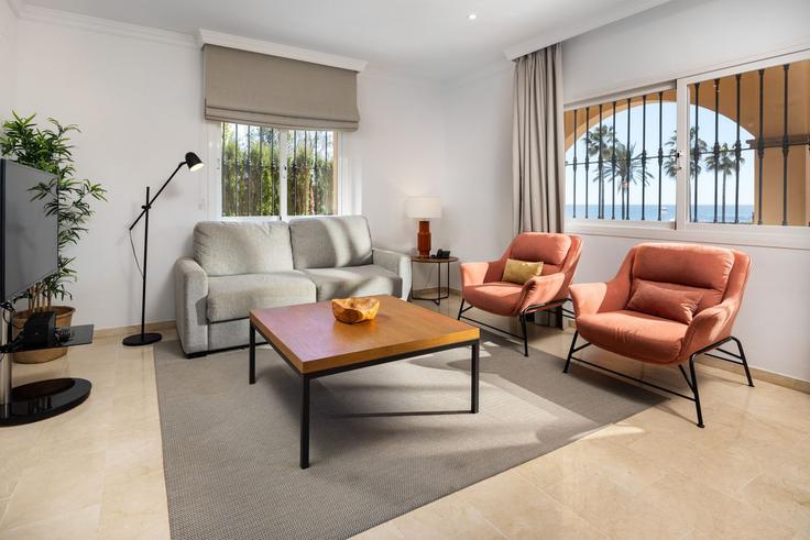 Elegante sala de estar con mobiliario moderno en un apartamento en Building Urbanización Solvillas III - alfrescostays - 1329400 en Las Lagunas de Mijas, Las Lagunas de Mijas Elegante sala de estar con mobiliario moderno en un apartamento en Building Urbanización Solvillas III - alfrescostays - 1329400 en Las Lagunas de Mijas, Las Lagunas de Mijas
