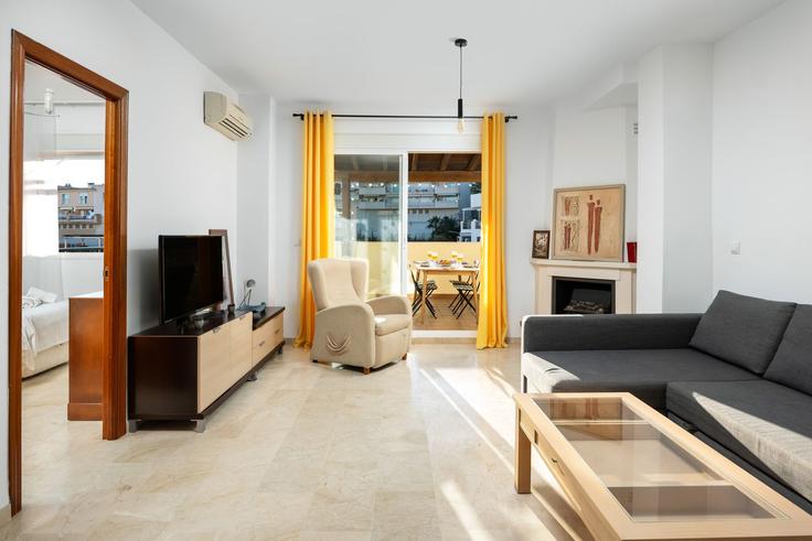 Benalmádena Rancho DomingoのBuilding Calle Timón - alfrescostays - 1329446のアパートメントにある、モダンな家具を備えたエレガントなデザインのリビングルーム