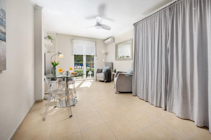 La Cala de Mijas, La Cala de Mijas에 위치한 Building Calle Cártama - alfrescostays - 1329448 유닛의 세련된 인테리어가 돋보이는 거실 La Cala de Mijas, La Cala de Mijas에 위치한 Building Calle Cártama - alfrescostays - 1329448 유닛의 세련된 인테리어가 돋보이는 거실