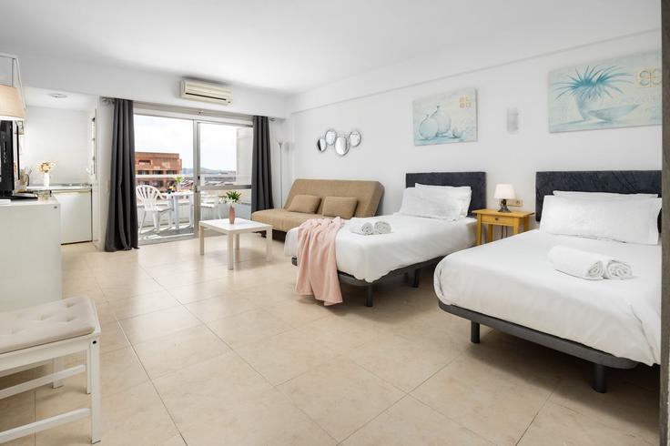 Fuengirola, Fuengirola에 위치한 Building Calle Lamo de Espinosa - alfrescostays - 1329393 아파트의 세련된 인테리어가 돋보이는 거실 Fuengirola, Fuengirola에 위치한 Building Calle Lamo de Espinosa - alfrescostays - 1329393 아파트의 세련된 인테리어가 돋보이는 거실