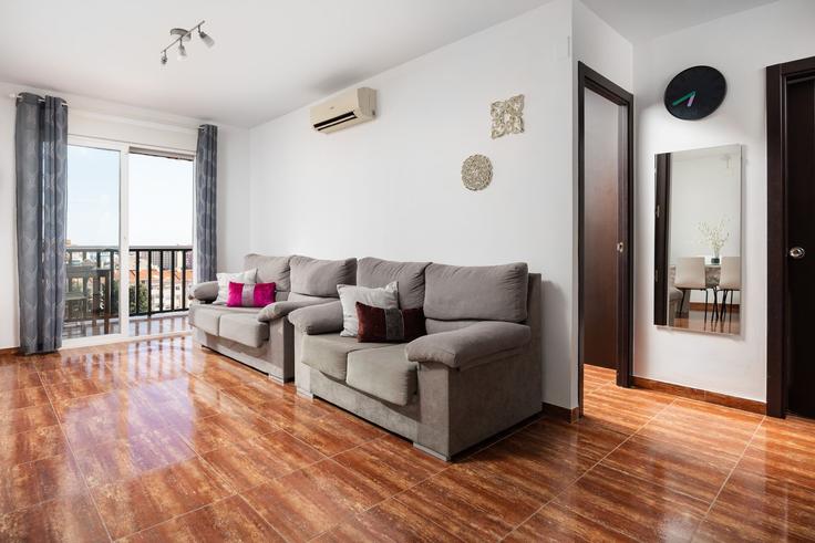 Benalmádena BenalmádenaのBuilding Calle Pablo Iglesias - alfrescostays - 1329415のアパートメントにある、モダンな家具を備えたエレガントなデザインのリビングルーム