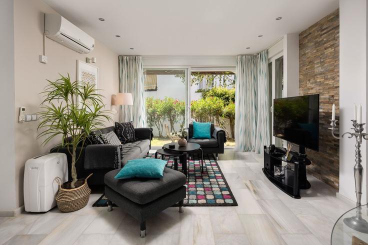 Elegante sala de estar con mobiliario moderno en un apartamento en Building Calle Acuario - alfrescostays - 1329474 en Las Lagunas de Mijas, Las Lagunas de Mijas Elegante sala de estar con mobiliario moderno en un apartamento en Building Calle Acuario - alfrescostays - 1329474 en Las Lagunas de Mijas, Las Lagunas de Mijas