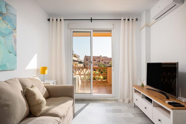Elegante sala de estar con mobiliario moderno en un apartamento en Building Avenida Sunset - alfrescostays - 1329452 en Las Lagunas de Mijas, Las Lagunas de Mijas Elegante sala de estar con mobiliario moderno en un apartamento en Building Avenida Sunset - alfrescostays - 1329452 en Las Lagunas de Mijas, Las Lagunas de Mijas