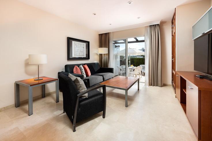 Elegante sala de estar con mobiliario moderno en un apartamento en Building Calle Aguamar - alfrescostays - 1363910 en Las Lagunas de Mijas, Las Lagunas de Mijas Elegante sala de estar con mobiliario moderno en un apartamento en Building Calle Aguamar - alfrescostays - 1363910 en Las Lagunas de Mijas, Las Lagunas de Mijas