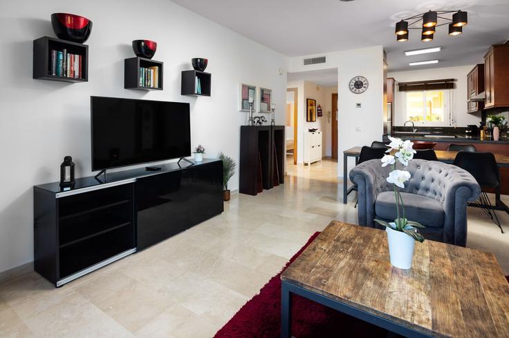 Elegante sala de estar con mobiliario moderno en un apartamento en Building Avenida Sunset - alfrescostays - 1468383 en Las Lagunas de Mijas, Las Lagunas de Mijas