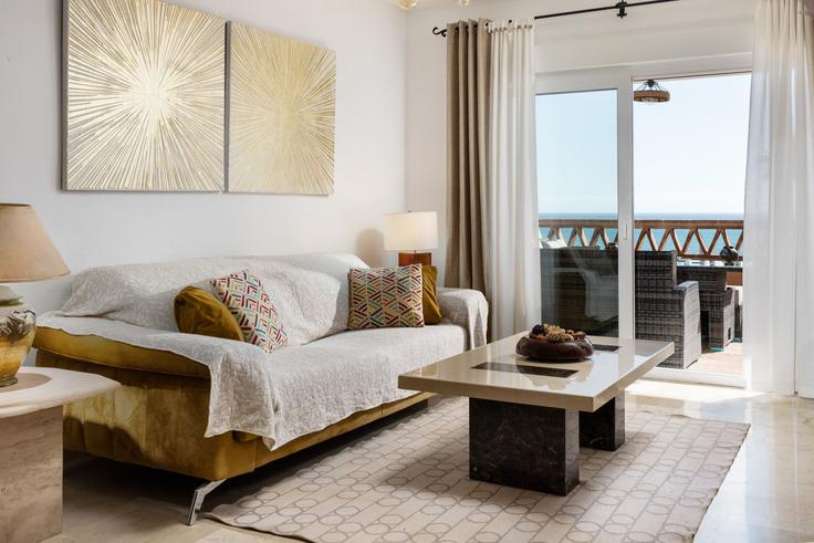 Elegante sala de estar con mobiliario moderno en un apartamento en Building Avenida Sunset - alfrescostays - 1499883 en Las Lagunas de Mijas, Las Lagunas de Mijas Elegante sala de estar con mobiliario moderno en un apartamento en Building Avenida Sunset - alfrescostays - 1499883 en Las Lagunas de Mijas, Las Lagunas de Mijas