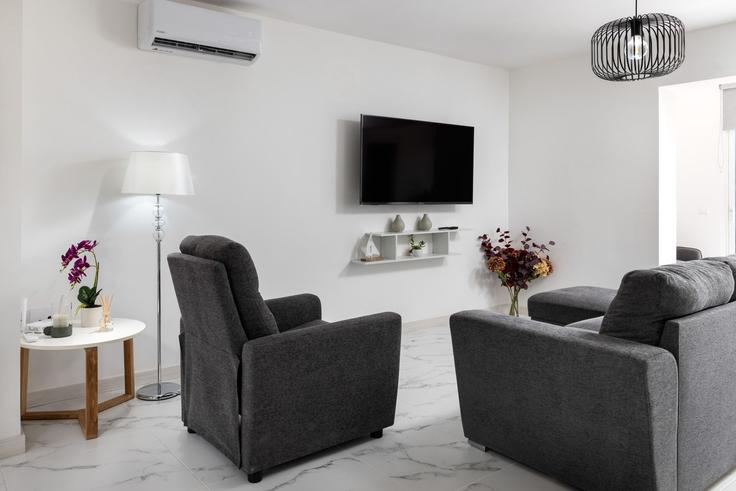 Elegante sala de estar con mobiliario moderno en un apartamento en Building Urbanización Marina del Sol - alfrescostays - 1579643 en Las Lagunas de Mijas, Las Lagunas de Mijas Elegante sala de estar con mobiliario moderno en un apartamento en Building Urbanización Marina del Sol - alfrescostays - 1579643 en Las Lagunas de Mijas, Las Lagunas de Mijas
