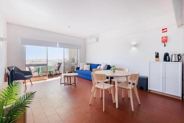 Elegant gestaltetes Wohnzimmer mit moderner Einrichtung in einer Wohnung im Building Rua Guerra Junqueiro - algarve-dream-holidays - 1501149 in Albufeira e Olhos de Água, Albufeira