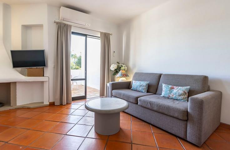 Elegante sala de estar con mobiliario moderno en un apartamento en Building Albufeira - algarve-dream-holidays - 1462585 en Albufeira e Olhos de Água, Albufeira Elegante sala de estar con mobiliario moderno en un apartamento en Building Albufeira - algarve-dream-holidays - 1462585 en Albufeira e Olhos de Água, Albufeira