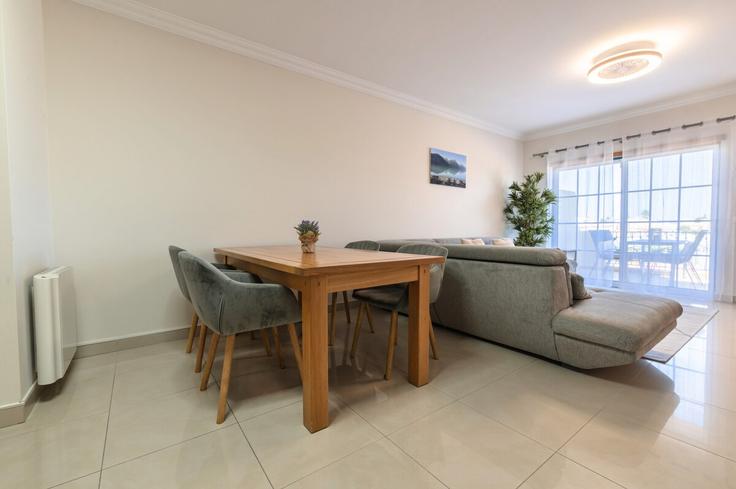 Elegante sala de estar con mobiliario moderno en un apartamento en Building Rua D. Fernando - algarve-dream-holidays - 1473098 en Albufeira e Olhos de Água, Albufeira Elegante sala de estar con mobiliario moderno en un apartamento en Building Rua D. Fernando - algarve-dream-holidays - 1473098 en Albufeira e Olhos de Água, Albufeira
