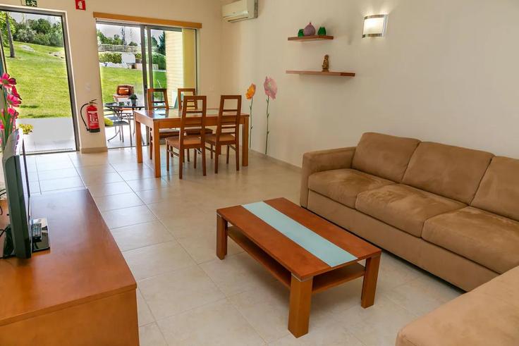 Elegante sala de estar con mobiliario moderno en un apartamento en Building EM1285 - algarve-dream-holidays - 1462591 en Albufeira e Olhos de Água, Albufeira Elegante sala de estar con mobiliario moderno en un apartamento en Building EM1285 - algarve-dream-holidays - 1462591 en Albufeira e Olhos de Água, Albufeira