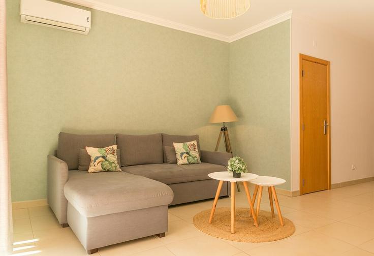 Elegante sala de estar con mobiliario moderno en un apartamento en Building EM1285 - algarve-dream-holidays - 1462590 en Albufeira e Olhos de Água, Albufeira Elegante sala de estar con mobiliario moderno en un apartamento en Building EM1285 - algarve-dream-holidays - 1462590 en Albufeira e Olhos de Água, Albufeira
