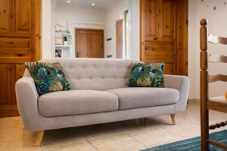 Salle de séjour élégante avec mobilier moderne dans un appartement à Building Triq Sir William Reid - alicon-22-holiday-homes-llc - 1372987 à Gżira, Gżira