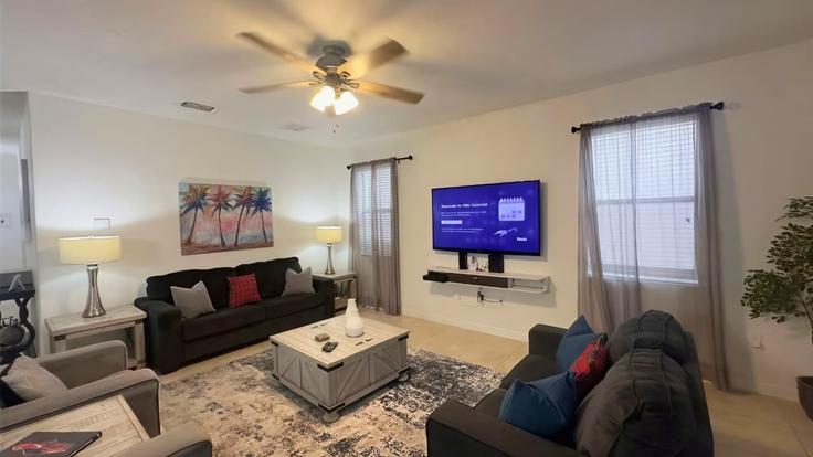 Salle de séjour élégante avec mobilier moderne dans un appartement à Building Shadow Mountain Street - allevohomes - 1061306 - MCO à Four Corners, Four Corners