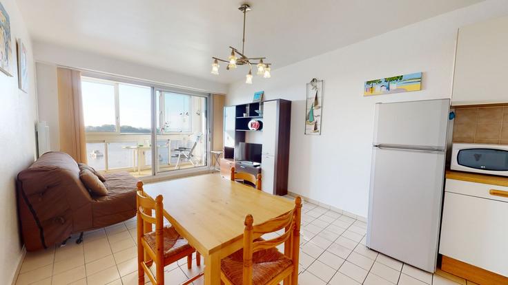 Elegante sala de estar con mobiliario moderno en un apartamento en Building Quai de la République - allo-vende-vacances - 1437770 en Saint-Gilles-Croix-de-Vie, Saint-Gilles-Croix-de-Vie Elegante sala de estar con mobiliario moderno en un apartamento en Building Quai de la République - allo-vende-vacances - 1437770 en Saint-Gilles-Croix-de-Vie, Saint-Gilles-Croix-de-Vie