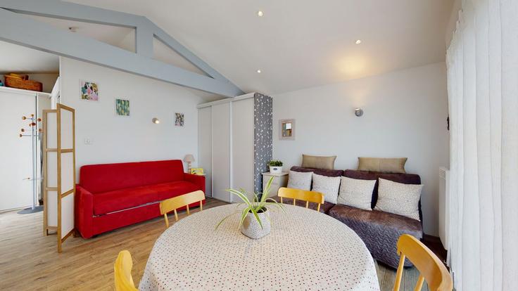 Saint-Hilaire-de-Riez Saint-Hilaire-de-RiezのBuilding Rue du Verseau - allo-vende-vacances - 1437824のアパートメントにある、モダンな家具を備えたエレガントなデザインのリビングルーム