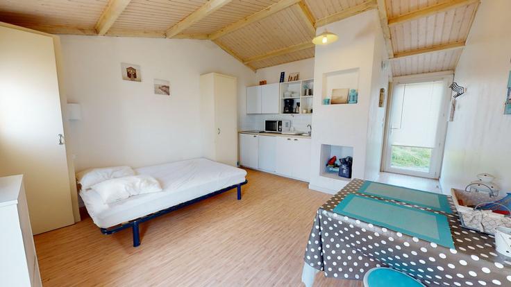 Salle de séjour élégante avec mobilier moderne dans un appartement à Building Allée de la Chasse - allo-vende-vacances - 1437766 à Bretignolles-sur-Mer, Bretignolles-sur-Mer