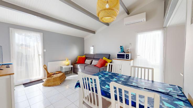 Sala de estar elegantemente projetada com móveis modernos em um apartamento no Building Rue de la Piscine - allo-vende-vacances - 1437773 em Bretignolles-sur-Mer, Bretignolles-sur-Mer