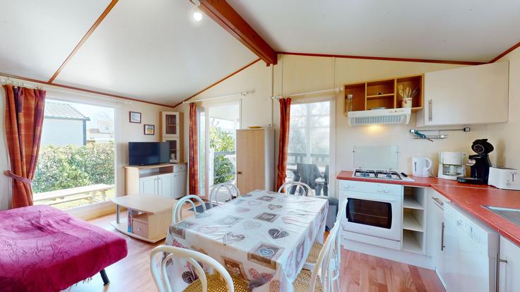 Brem-sur-Mer, Brem-sur-Mer에 위치한 Building Rue du Calvaire - allo-vende-vacances - 1437833 유닛의 세련된 인테리어가 돋보이는 거실