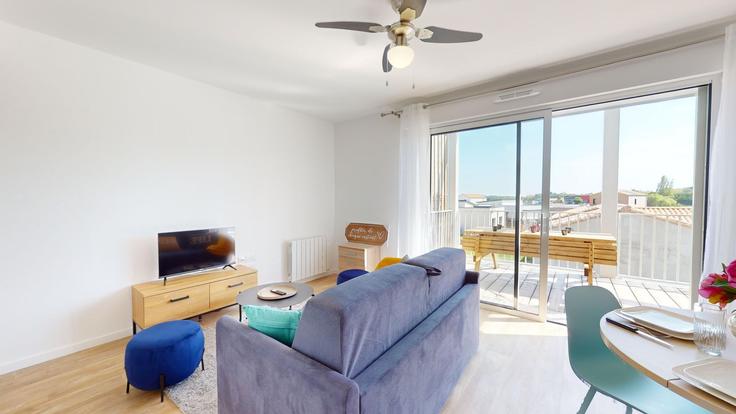 Salle de séjour élégante avec mobilier moderne dans un appartement à Building Rue des Bigorneaux - allo-vende-vacances - 1437775 à Givrand, Givrand