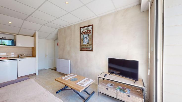 Salle de séjour élégante avec mobilier moderne dans un appartement à Building Rue du Parc - allo-vende-vacances - 1437800 à Bretignolles-sur-Mer, Bretignolles-sur-Mer
