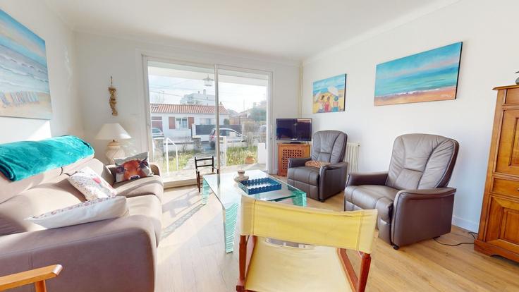 Sala de estar elegantemente projetada com móveis modernos em um apartamento no Building Rue des Ormeaux - allo-vende-vacances - 1437784 em Saint-Gilles-Croix-de-Vie, Saint-Gilles-Croix-de-Vie Sala de estar elegantemente projetada com móveis modernos em um apartamento no Building Rue des Ormeaux - allo-vende-vacances - 1437784 em Saint-Gilles-Croix-de-Vie, Saint-Gilles-Croix-de-Vie