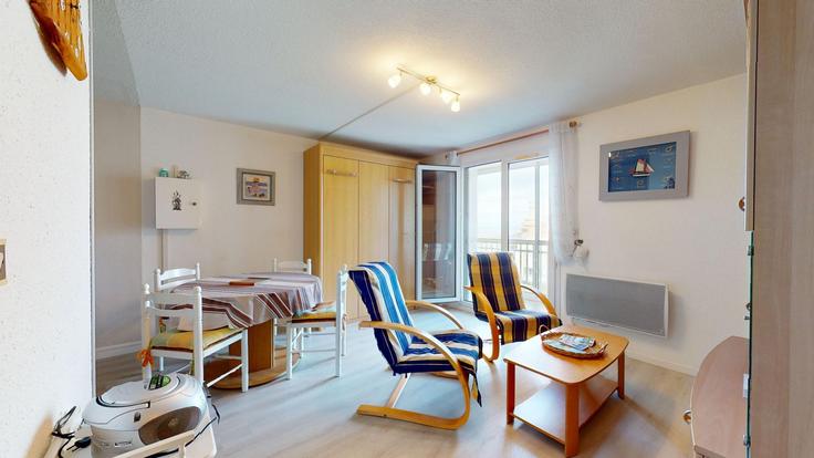Salle de séjour élégante avec mobilier moderne dans un appartement à Building Avenue de la Corniche - allo-vende-vacances - 1437831 à Saint-Hilaire-de-Riez, Saint-Hilaire-de-Riez