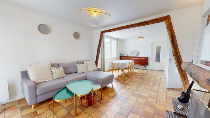 Salle de séjour élégante avec mobilier moderne dans un appartement à Building Rue des Trois Tours - allo-vende-vacances - 1437830 à Bretignolles-sur-Mer, Bretignolles-sur-Mer