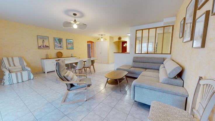 Elegante sala de estar con mobiliario moderno en un apartamento en Building Rue du Point du Jour - allo-vende-vacances - 1437817 en Saint-Gilles-Croix-de-Vie, Saint-Gilles-Croix-de-Vie