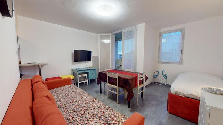 Salle de séjour élégante avec mobilier moderne dans un appartement à Building Rue des Galées - allo-vende-vacances - 1437807 à Saint-Hilaire-de-Riez, Saint-Hilaire-de-Riez