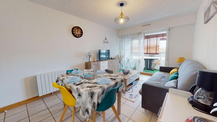 Salle de séjour élégante avec mobilier moderne dans un appartement à Building Avenue de l'Albatros - allo-vende-vacances - 1437828 à Saint-Hilaire-de-Riez, Saint-Hilaire-de-Riez