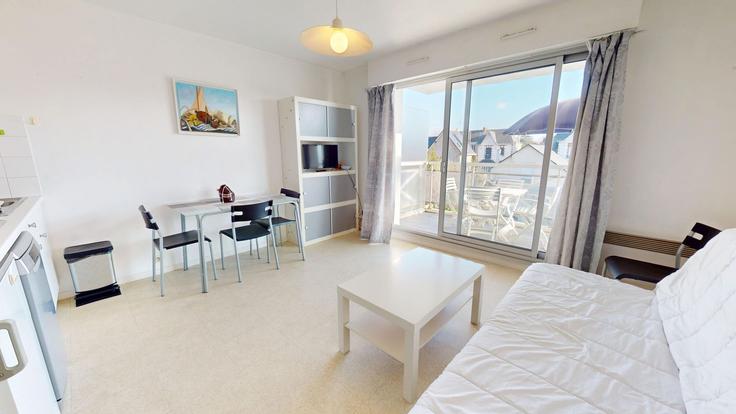 Le Pouliguen Le PouliguenのBuilding Avenue de l'Océan - allo-vende-vacances - 1437839のアパートメントにある、モダンな家具を備えたエレガントなデザインのリビングルーム