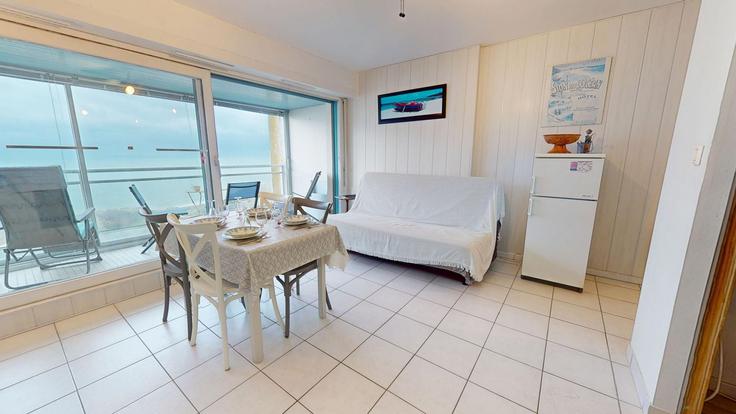 Salle de séjour élégante avec mobilier moderne dans un appartement à Building Avenue de la Corniche - allo-vende-vacances - 1437816 à Saint-Hilaire-de-Riez, Saint-Hilaire-de-Riez