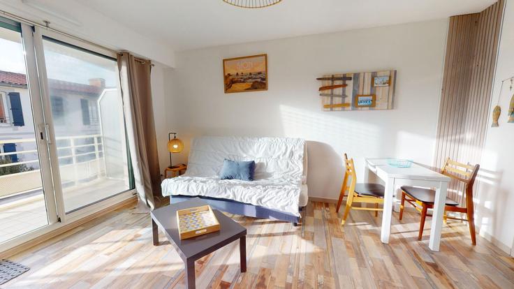 Elegante sala de estar con mobiliario moderno en un apartamento en Building Avenue de la Plage - allo-vende-vacances - 1437814 en Saint-Gilles-Croix-de-Vie, Saint-Gilles-Croix-de-Vie Elegante sala de estar con mobiliario moderno en un apartamento en Building Avenue de la Plage - allo-vende-vacances - 1437814 en Saint-Gilles-Croix-de-Vie, Saint-Gilles-Croix-de-Vie